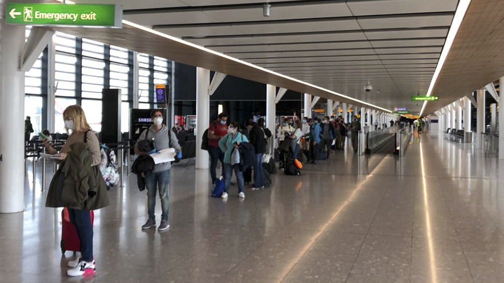 Actualmente los viajeros que regresan de destinos de la lista roja deben pasar 11 noches en cuarentena.
