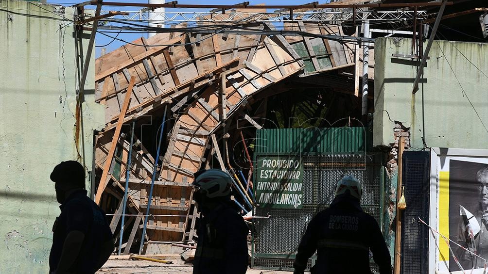 Una persona resultó con heridas leves mientras otros cuatro trabajadores lograron salir del lugar antes de que se desplomara la estructura. Foto: Pablo Añeli