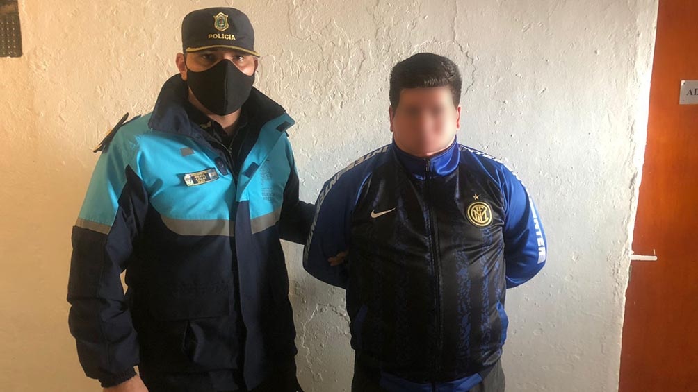El DJ del bar Mr Jones cargaba sus herramientas de trabajo en su auto cuando fue abordado por dos personas con fines de robo.