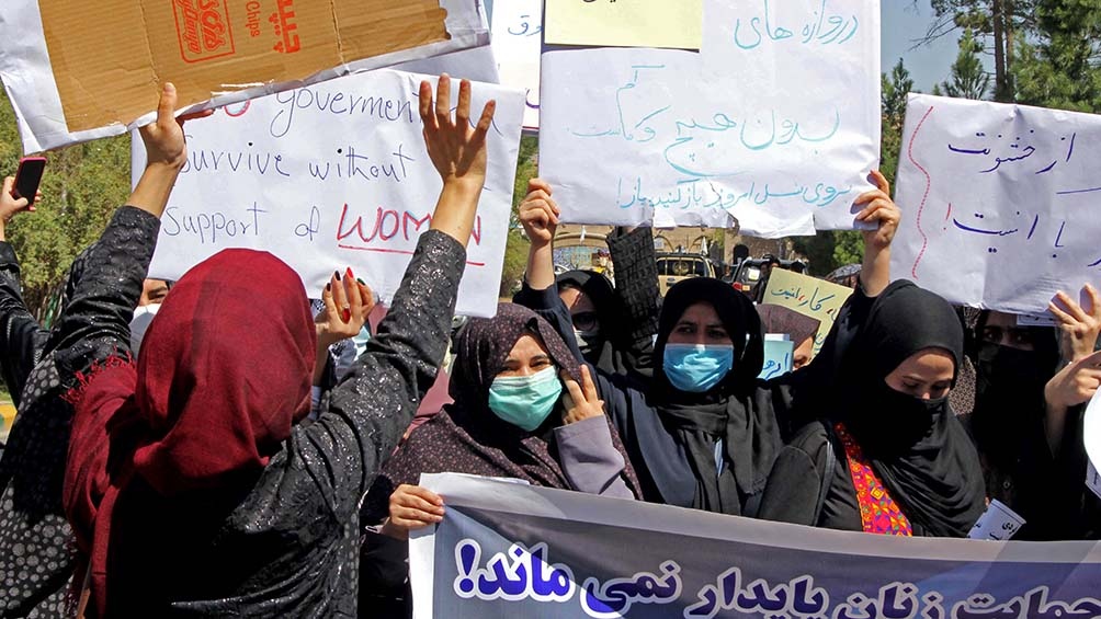 Cientos de manifestantes, la mayoría mujeres, desfilaron en diferentes protestas por Kabul. Foto: AFP