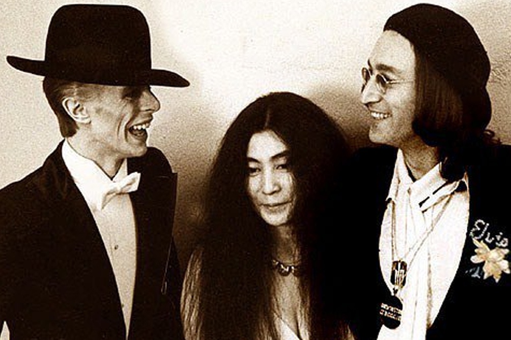 Hacia fines de los años 70 Lennon había ampliado su enfoque artístico en todos los sentidos: aquí, con Yoko y Bowie, otro pionero multifácetico. 