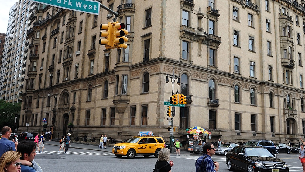 La esquina en que fue asesinado Lennon en Nueva York: la relación del artista con la Gran Manzana fue tan intensa como trágico su final. 