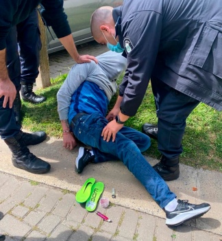 El ladrón se fue cambiando de ropa para no ser identificado.
