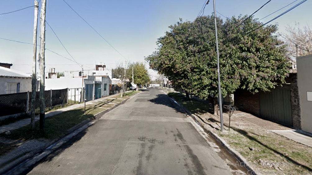 La cuadra de Ernesto Plass al 4.300 alteró su tranquilidad de domingo con el hecho de sangre protagonizado por el policía y los dos ladrones. La cuadra de Ernesto Plass al 4.300 alteró su tranquilidad de domingo con el hecho de sangre protagonizado por el policía y los dos ladrones.
