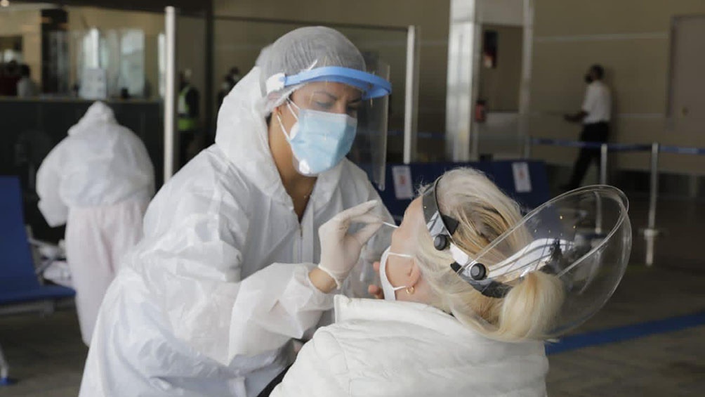 Ante la aparición de síntomas (fiebre, tos, dolor de garganta, cabeza o muscular, dificultad para respirar, diarrea o vómitos y congestión nasal) se debe concurrir a testearse.