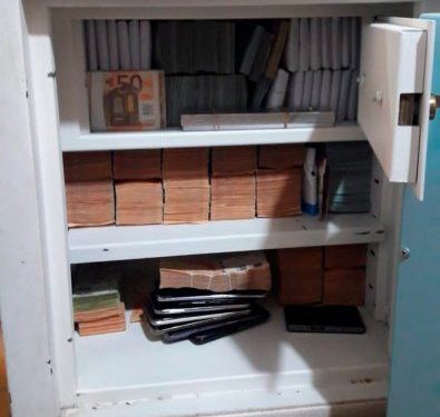 Dólares, euros, armas y autos de lujo en el allanamiento al intendente de Salvador Mazza, Rubén Méndez