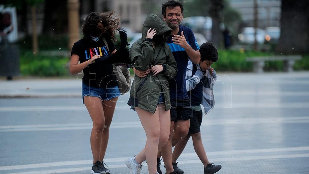 El Servicio Meteorológico Nacional (SMN) reportó que 15 provincias permanecen en alerta meteorológica por fuertes vientos Foto Osvaldo Fantón