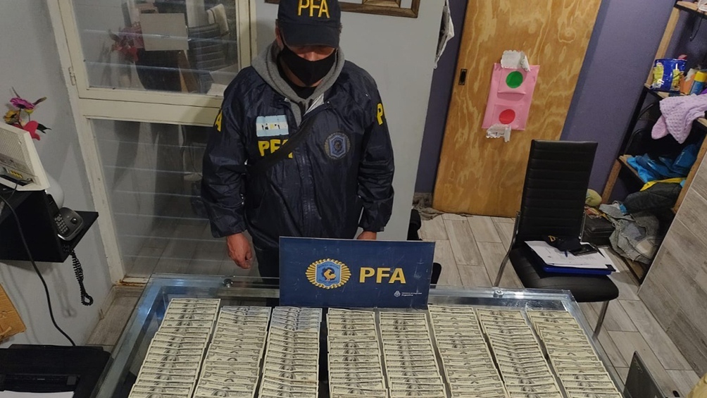 Los allanamientos fueron realizados en forma conjunta por la Policía Federal Argentina (PFA) y personal de la Agencia de Investigación Criminal (AIC).
