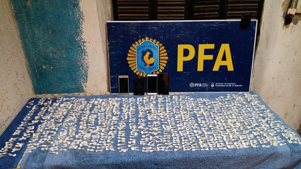 Se secuestraron 16 teléfonos celulares, un auto, dos motovehículos, 50.180 pesos, 20.000 dólares, 1.000 dosis de cocaína y varias armas con municiones.