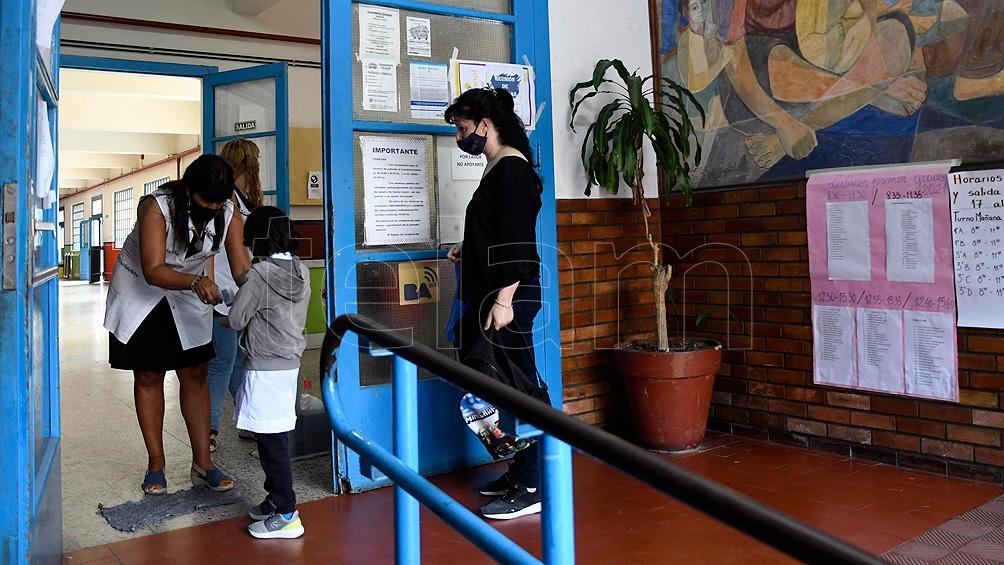 En las escuelas ya no se requerirá el ingreso y egreso escalonado de los diferentes cursos, ni la toma de temperatura al ingresar al edificio En las escuelas ya no se requerirá el ingreso y egreso escalonado de los diferentes cursos, ni la toma de temperatura al ingresar al edificio