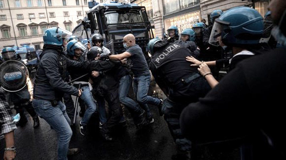 Arrestaron a ultraderechistas en Italia por violentas protestas contra el pasaporte covid