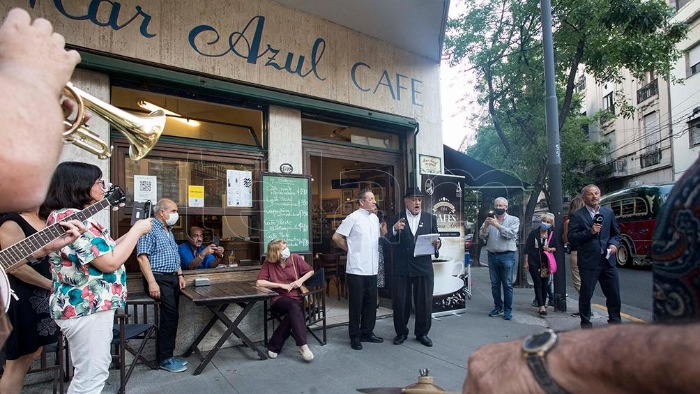 Música y orquesta para celebrar el "Día de los Cafés de Buenos Aires" (Foto: Florencia Downes).