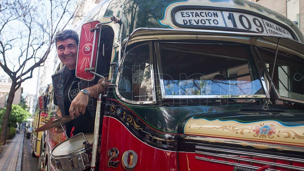 Los músicos recorrieron los bares en un colectivo antiguo (Foto: Florencia Downes).