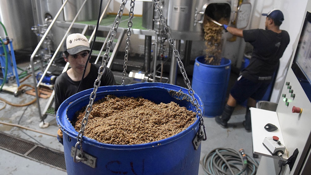 La industria cervecera local emplea en forma directa e indirecta a 127.500 personas en todo el sistema productivo