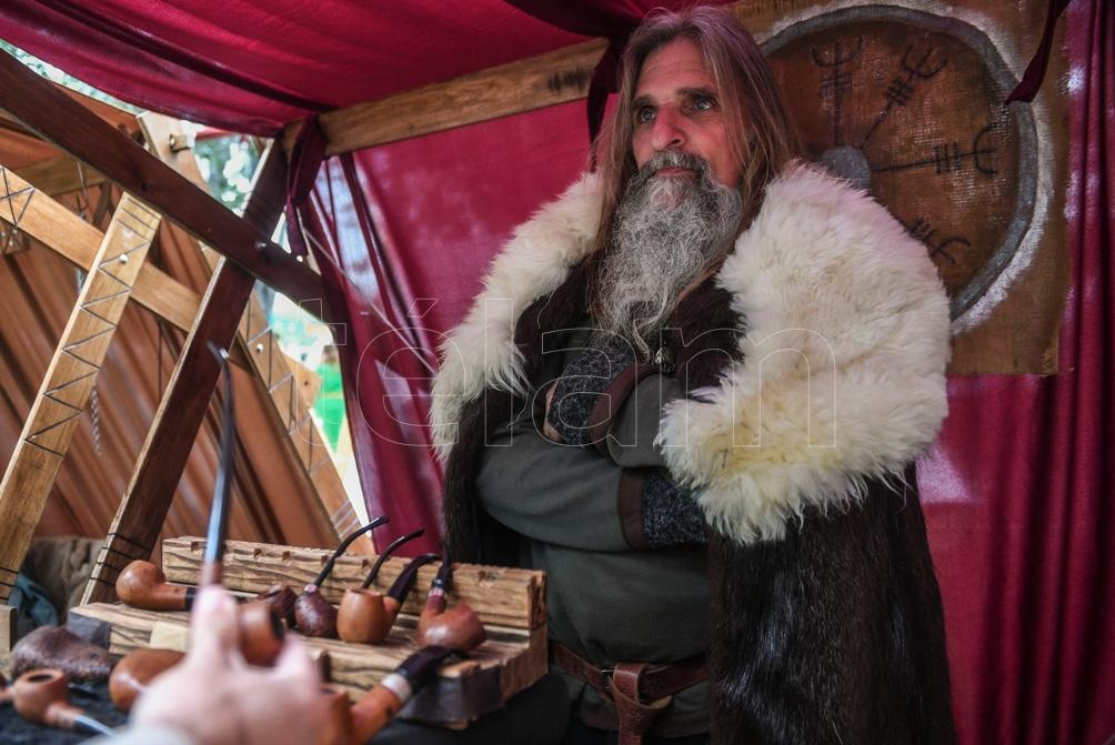 Artesanías y productos que recuerdan al Medioevo están a la orden del día. (Foto: Fernando Gens)