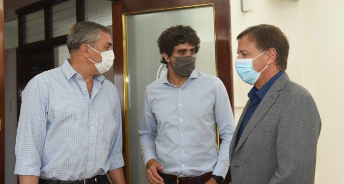 Compartir postes de luz: cómo es el acuerdo que firmó Mendoza con empresas eléctricas y de internet