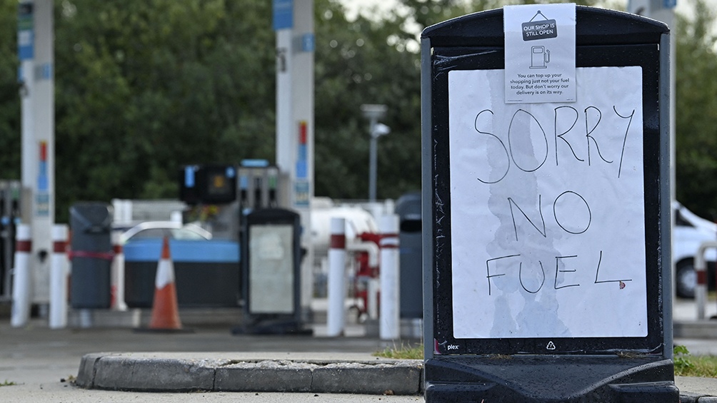 El gobierno de Boris Johnson intenta solucionar los problemas de abastecimiento de combustible.