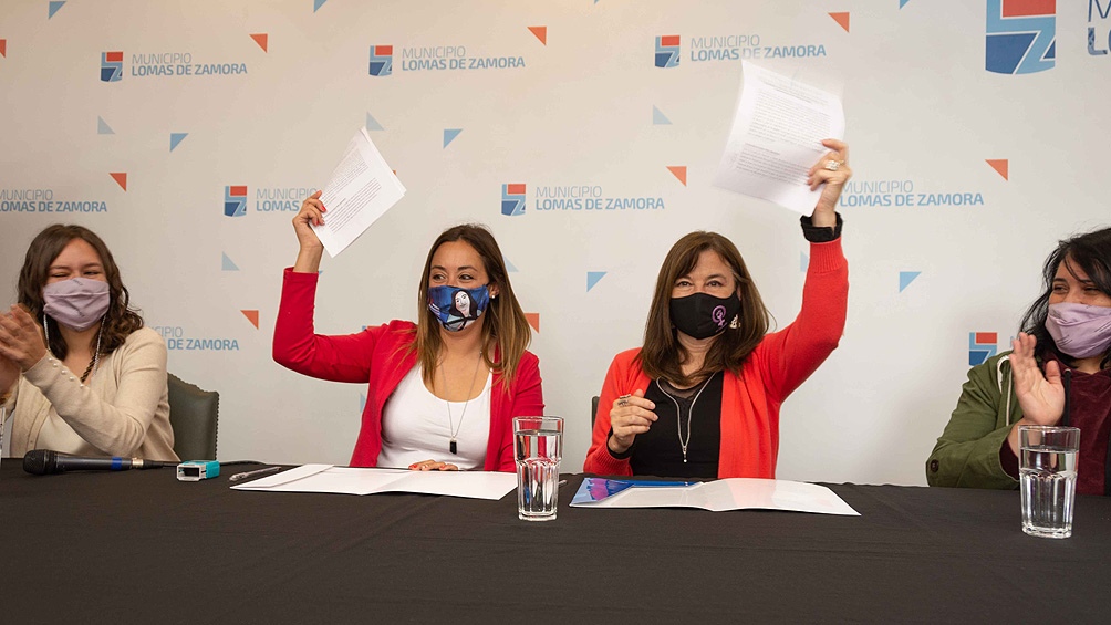 La ministra Estela Díaz y la intendenta Marina Lesci firmaron la adhesión al programa “Comunidades sin Violencias”.