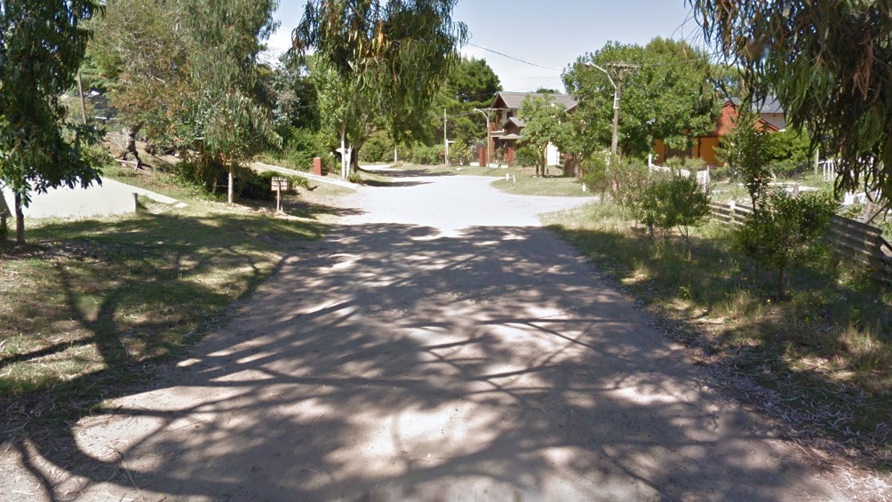 La cuadra donde ocurrió el crimen en la localidad de Villa Gesell. Foto: captura Street View. 