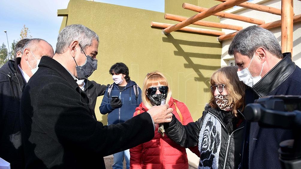 Jorge Ferraresi durante una de las entregas de viviendas. 