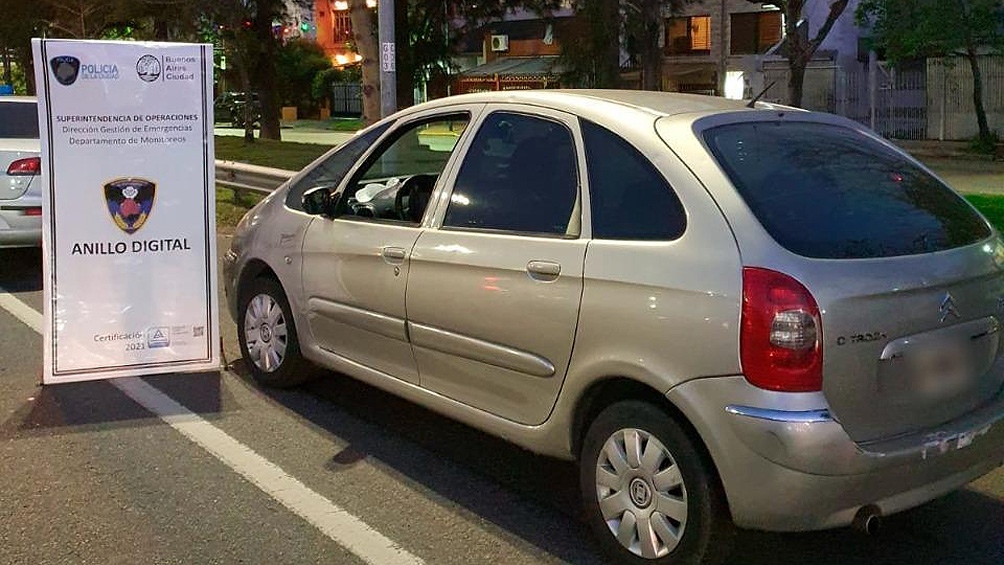 El sospechoso circulaba a bordo en un auto marca Citröen XSara Picasso de color gris. El sospechoso circulaba a bordo en un auto marca Citröen XSara Picasso de color gris.