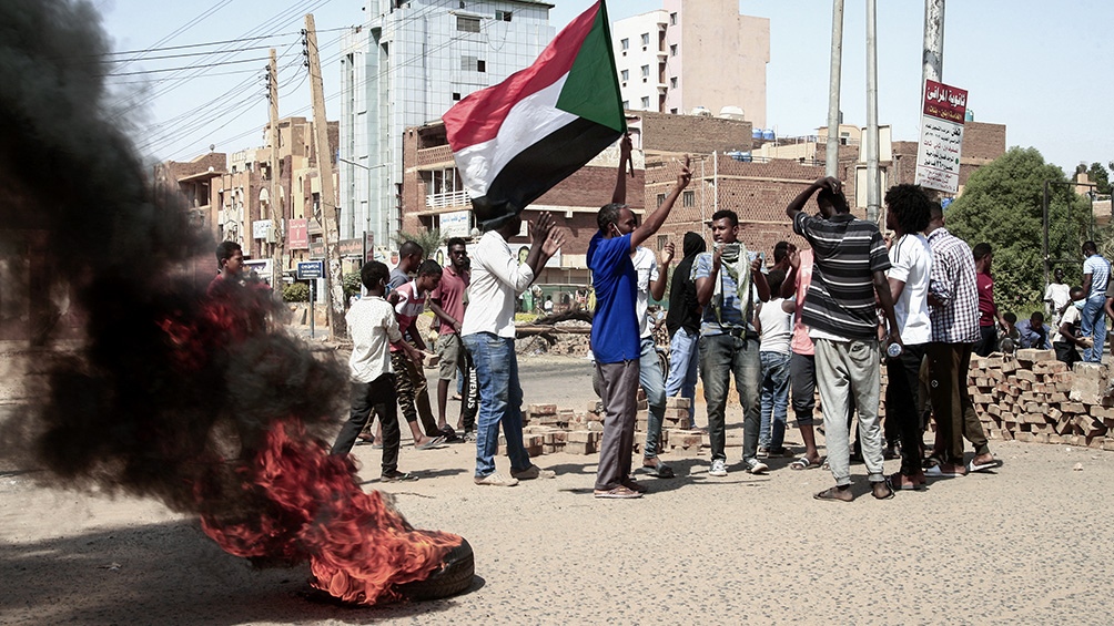Protestas en Jartum y otras ciudades contra el golpe del lunes pasado. (Foto AFP).