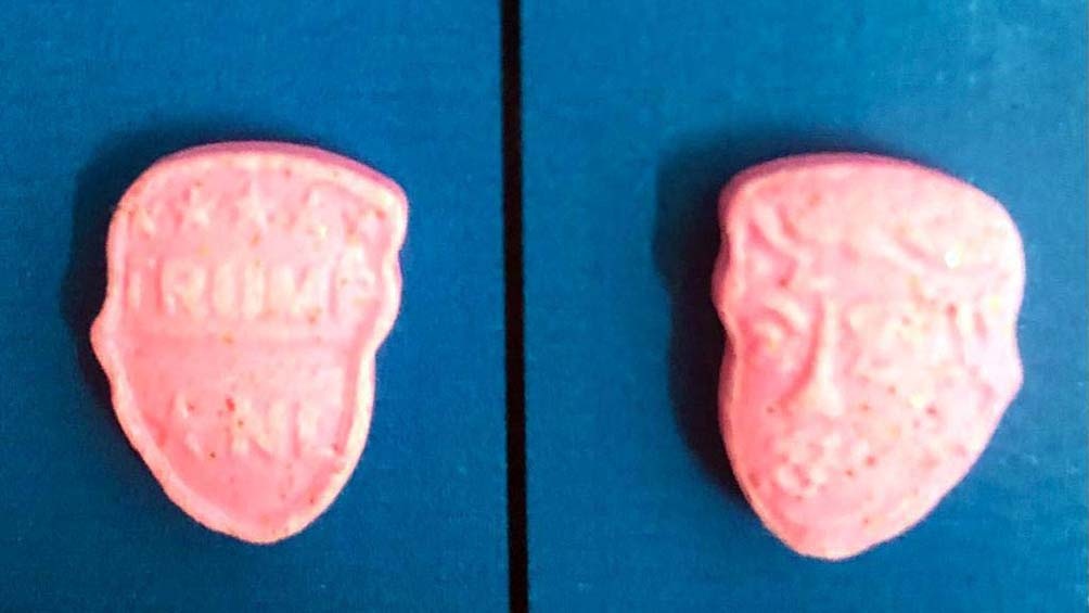 Pastillas de éxtasis con la cara del expresidente Donald Trump incautadas por las autoridades.