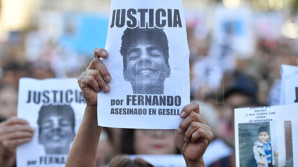 El episodio quedó registrado por cámaras de seguridad y en teléfonos celulares de personas presentes en la zona.