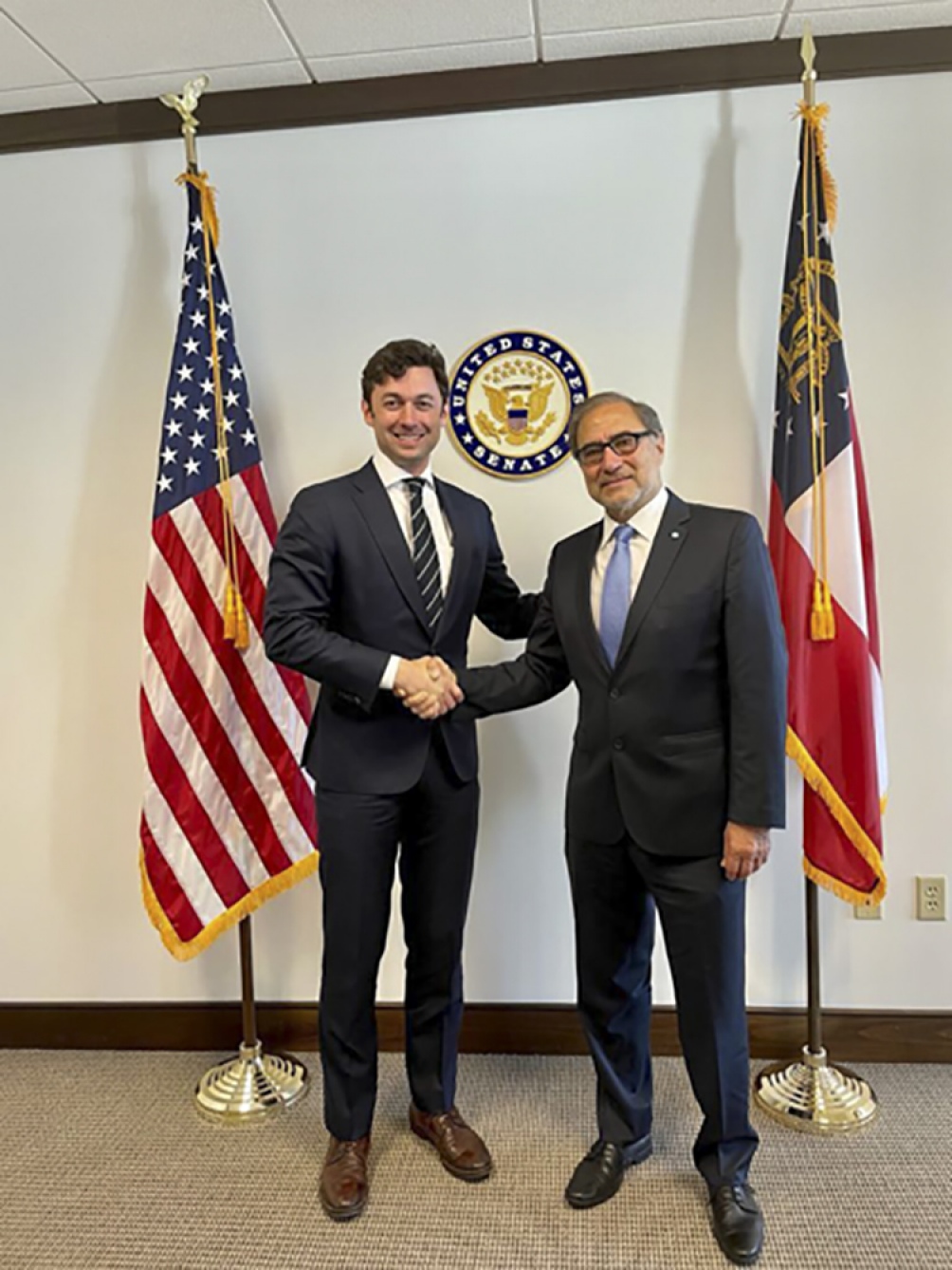 El embajador Argüello junto al senador demócrata Jon Ossof.