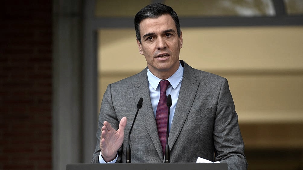 El jefe del Gobierno español, el socialista Pedro Sánchez, prometió "abolir" la prostitución porque "esclaviza" a las mujeres..