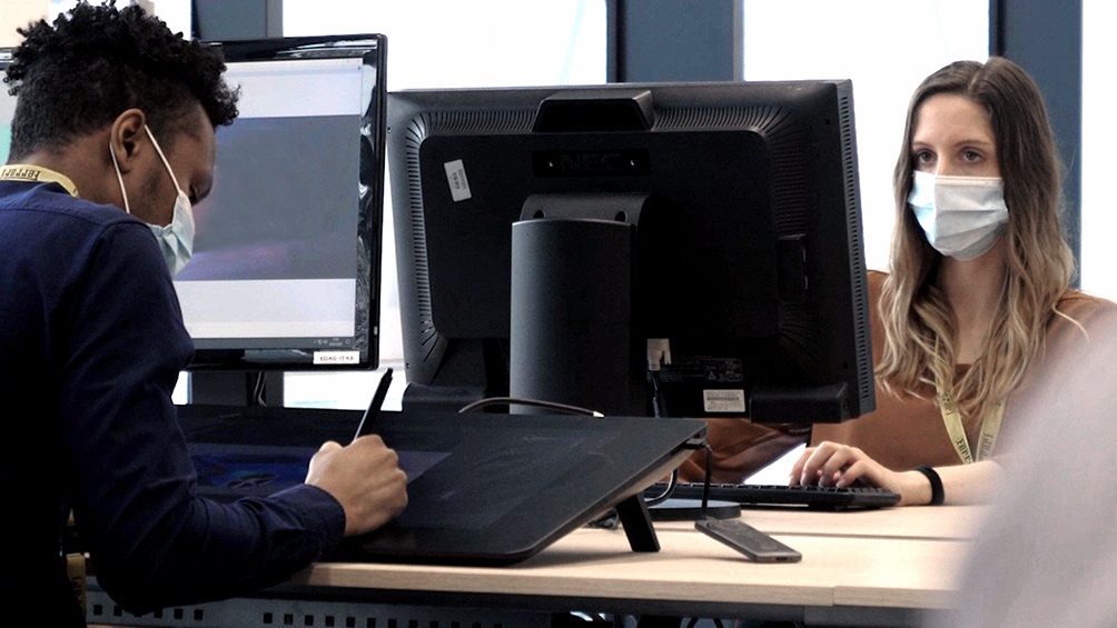 Según el desglose, la desocupación entre las mujeres es ligeramente superior a la de los hombres. 