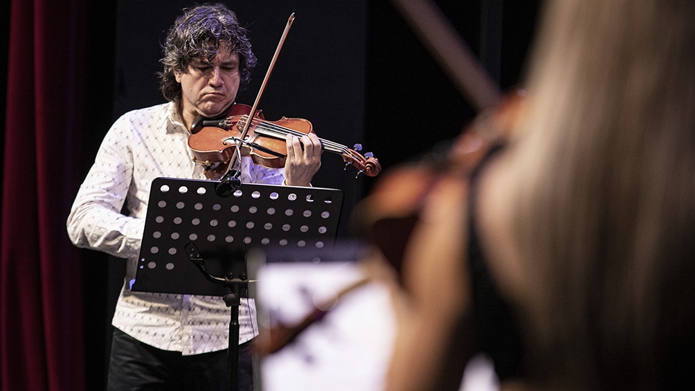 Ramiro Gallo, junto a dos ensambles de la agrupación convocante en el Teatro La Baita. Foto Eugenia Neme.