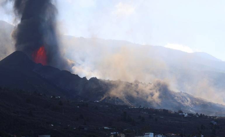 El volcán de La Palma expulsa una nueva colada de lava muy líquida sobre la isla