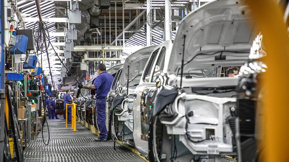 Se busca aumentar las ventas externas de la industria automotriz, de vehículos y autopartes, mediante la desgravación de las exportaciones incrementales.