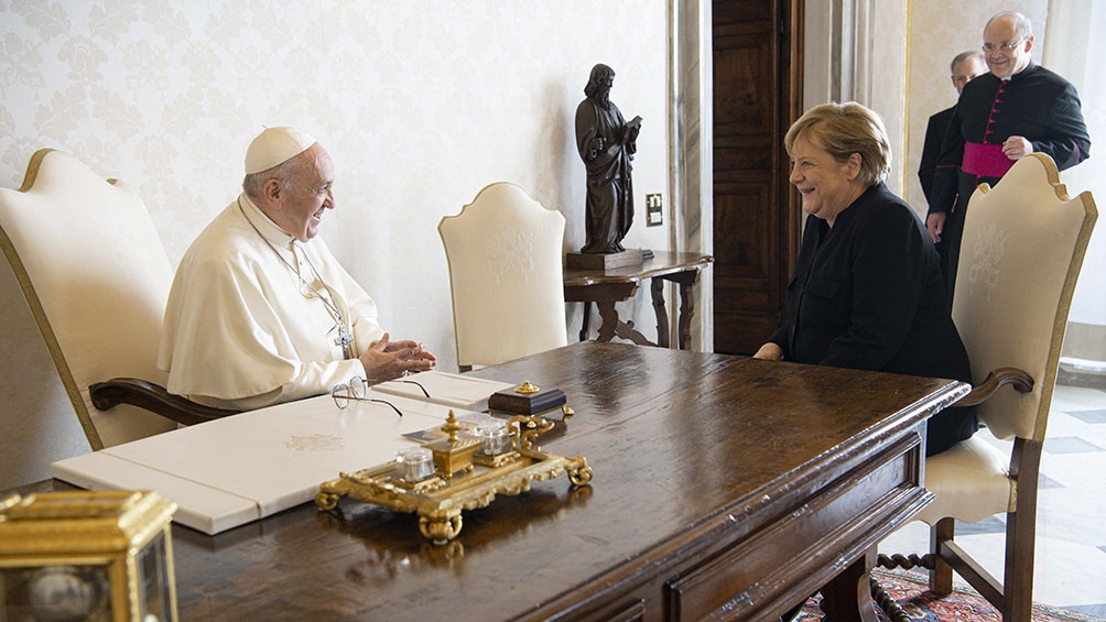 Merkel destacó la preocupación del Vaticano en la lucha contra el cambio climático. Foto: AFP