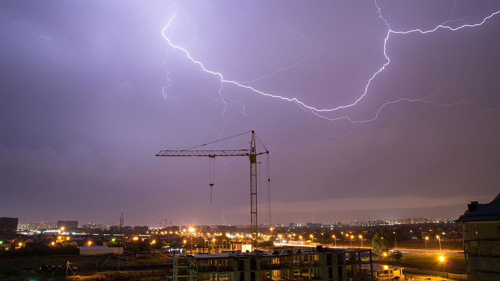 Las tormentas se caracterizan por la actividad eléctrica con la posibilidad de estar acompañadas por otros fenómenos como precipitaciones intensas, granizo, ráfagas fuertes de viento e incluso tornados.