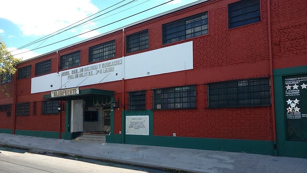 La Escuela de Educación Secundaria Técnica Nº8 de Lanús “Almafuerte”. La Escuela de Educación Secundaria Técnica Nº8 de Lanús “Almafuerte”.
