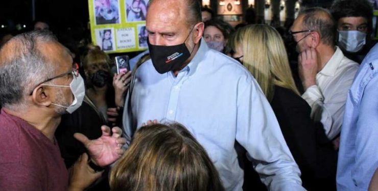 Expulsaron a empujones a Perotti de una marcha contra la inseguridad en Rosario