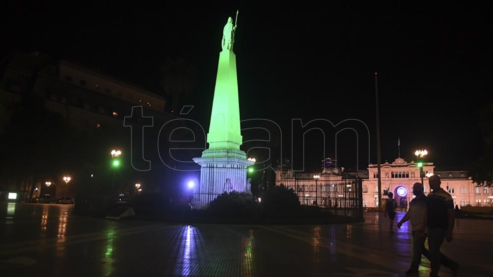 Monumento iluminado en Plaza de Mayo. Foto: Fernando Gens