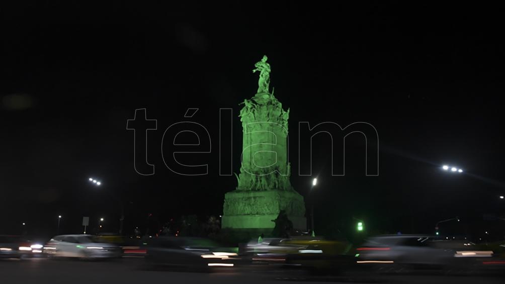 Monumento iluminado en Palermo. Foto: Fernando Gens