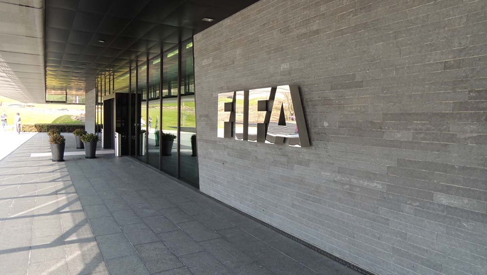 La FIFA y la UEFA son cuestionadas por los clubes que formaron la frustrada Superliga. 