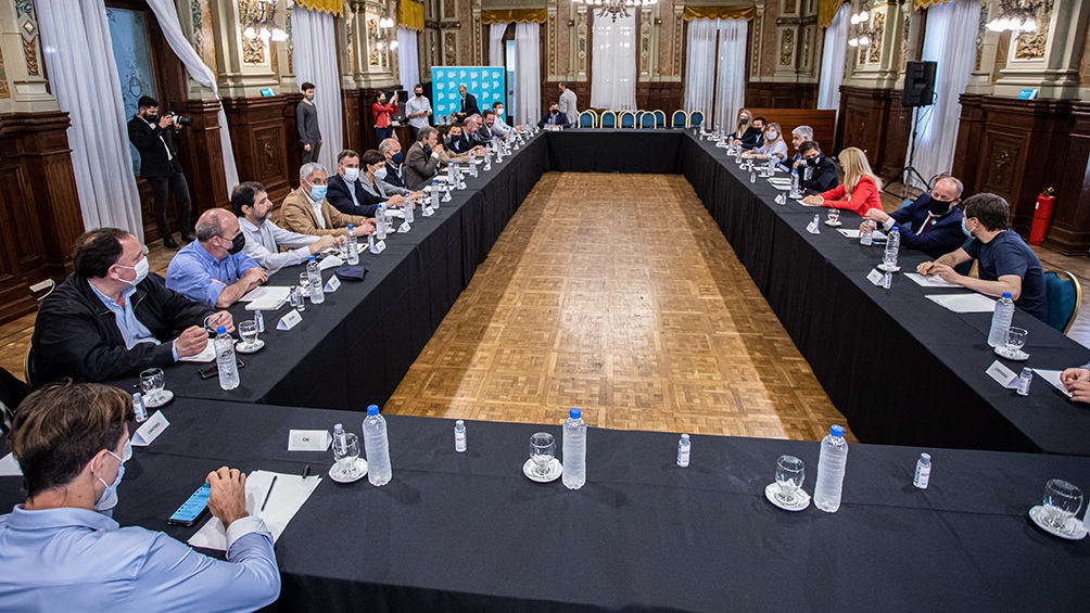 El mandatario provincial se reunió con Feletti e intendentes del AMBA.