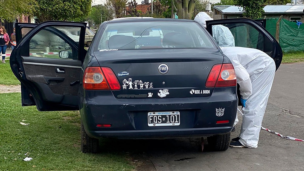 El fiscal cuenta como una de las evidencias que comprometen a Pérez, con un video de una cámara de seguridad en el que se ve pasar el Fiat Siena azul de Gómez a las 6.58 del lunes. Foto: Osvaldo Fanton El fiscal cuenta como una de las evidencias que comprometen a Pérez, con un video de una cámara de seguridad en el que se ve pasar el Fiat Siena azul de Gómez a las 6.58 del lunes. Foto: Osvaldo Fanton