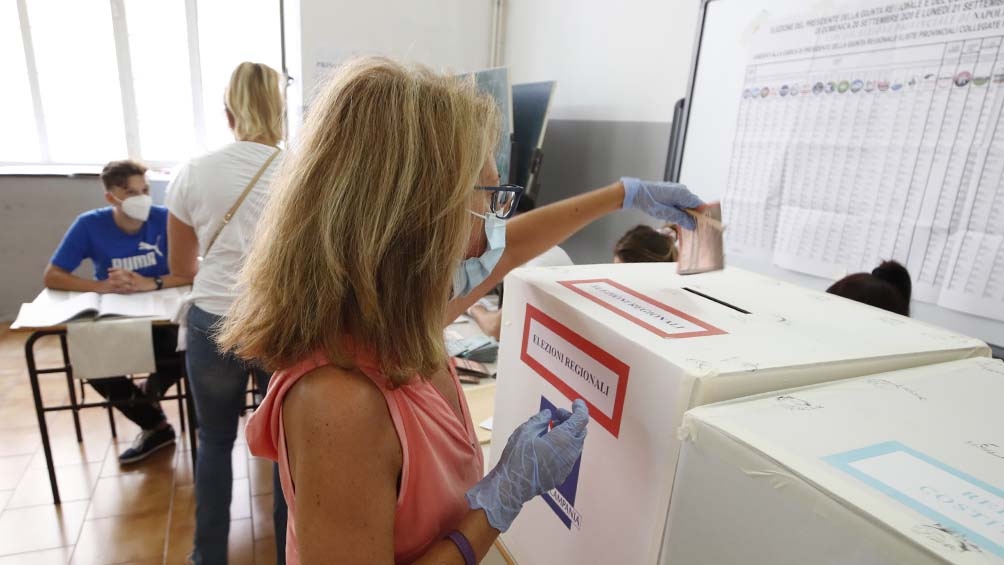 a participación se ubicó en el 56,91% a lo largo de las 24 horas que estuvieron abiertas las urnas (Foto: Xinhua)