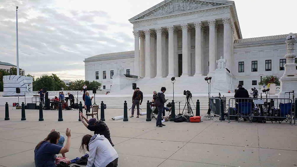 Esta foto de archivo tomada el 4 de octubre de 2021, mujeres rezan mientras los activistas se reúnen frente a la Corte Suprema de los Estados Unidos en Washington, DC (Foto AFP).
