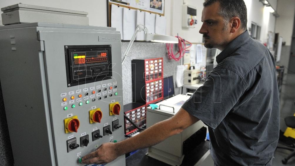 en los ocho primeros meses del corriente año la actividad fabril acumuló una suba de 19,9%, cinco puntos más que en igual período de 2019, en la prepandemia.