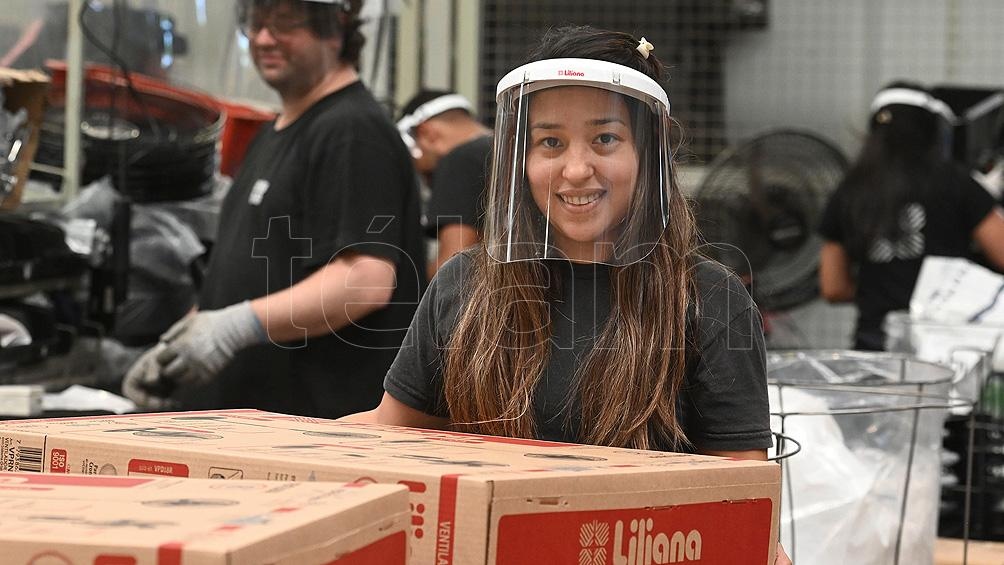 Ayelén Monzón (31): "Cuando empecé a trabajar hace siete años, no había muchas mujeres, pero después se le empezó a dar más oportunidades; me parece genial porque todos podemos estar en el rubro de la metalúrgica". Foto: Sebastián Granata