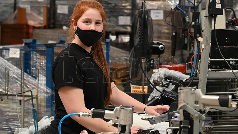 Aldana Chamorro (24): "Es mi primer trabajo, entré a los 19 años a la fábrica; estoy cómoda, me desempeño en el sector de embalaje, pruebo, embalo y pongo garantía." Foto: Sebatián Granata