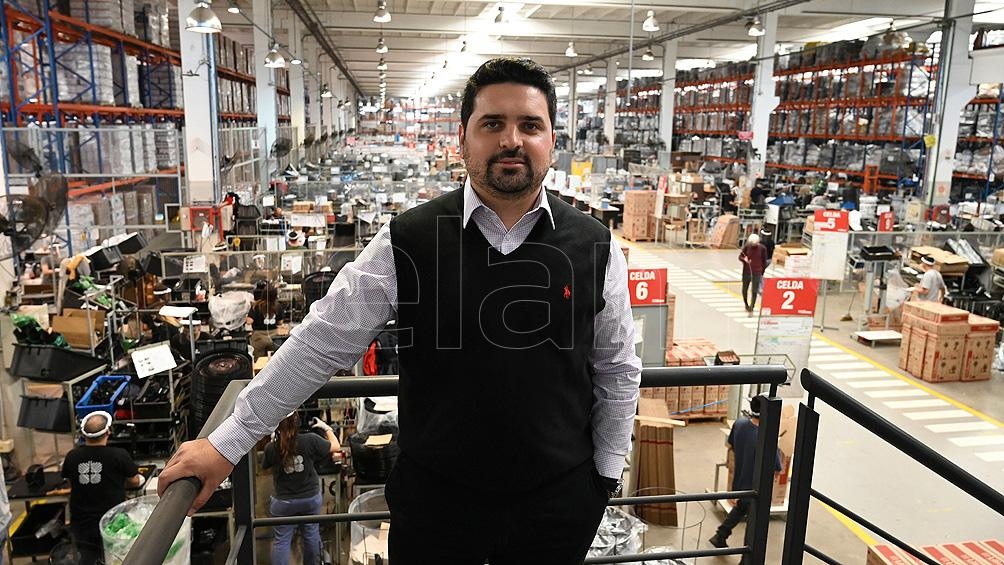 Junto a sus hermanos Cintia y Fernando, Leonardo administra la fábrica que en el siglo pasado creó su abuelo Aarón Jacobson. Foto: Sebastián Granata