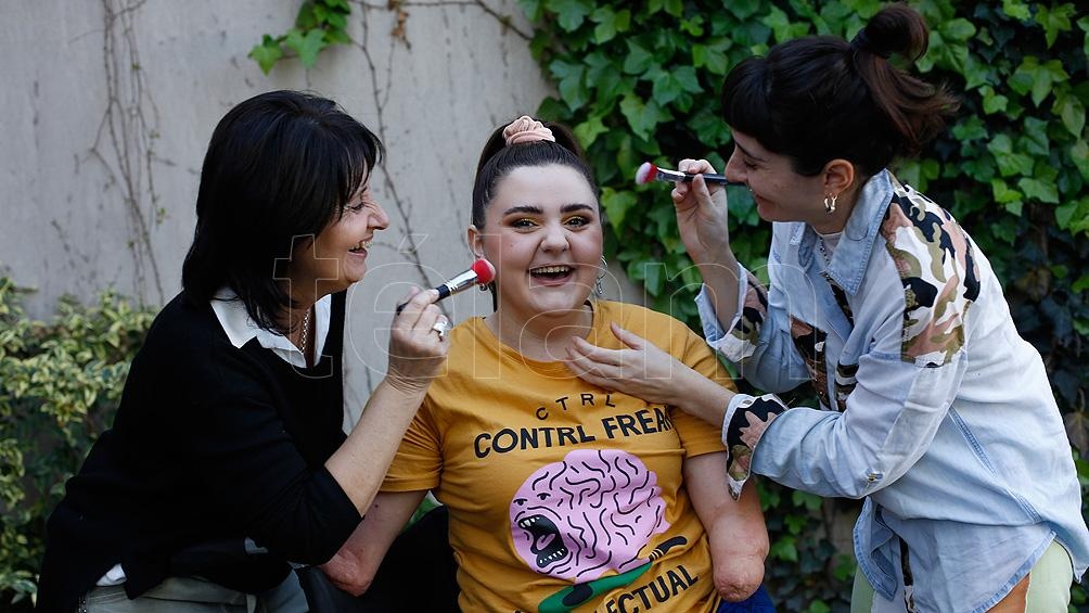 En paralelo a lo que sucedía en las redes, la joven terminó la carrera de maquilladora social. Foto: Victoria Gesualdi En paralelo a lo que sucedía en las redes, la joven terminó la carrera de maquilladora social. Foto: Victoria Gesualdi
